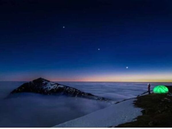 Saturno, Júpiter y Venus se alinean mientras amanece en la alta montaña